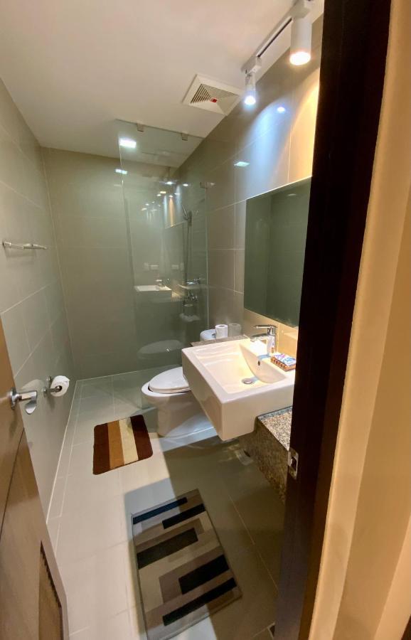 Classy 2Br Suite At Eastwood City With Pool And City Skyline View Manilla Buitenkant foto