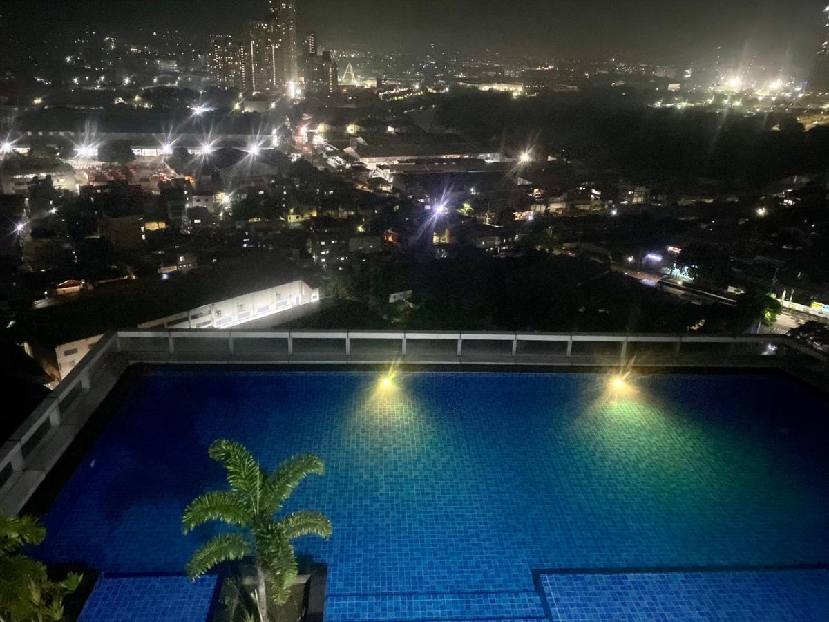 Classy 2Br Suite At Eastwood City With Pool And City Skyline View Manilla Buitenkant foto