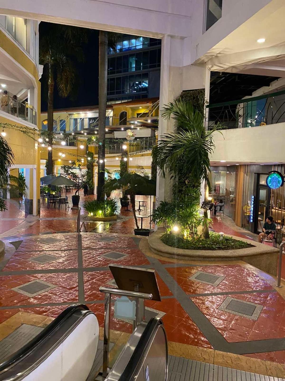 Classy 2Br Suite At Eastwood City With Pool And City Skyline View Manilla Buitenkant foto