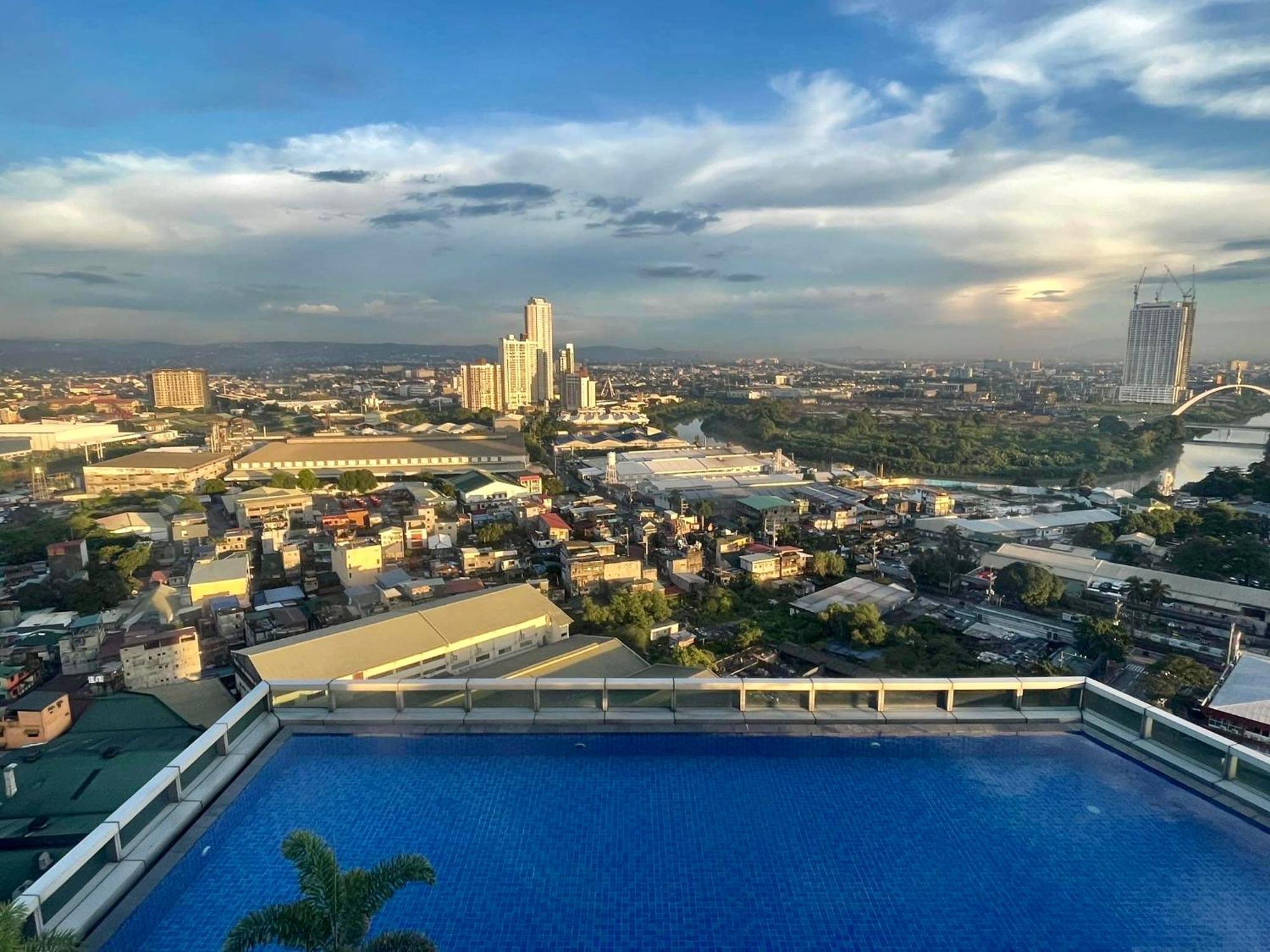 Classy 2Br Suite At Eastwood City With Pool And City Skyline View Manilla Buitenkant foto